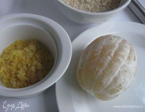 Утром вынуть опару, перемешать ее, закрыть крышкой, оставить при комнатной температуре. Обрезать с лимона белую часть. Должна остаться только влажная мякоть, без косточек и оболочек лимонных долек. Разрезать ее на кусочки. Необходимо 35 г мякоти, прокрутить ее в блендере с сахаром. Шоколад (50 г) натереть на мелкой терке. Растопить на маленьком огне на водяной бане масло и растворить в нем (помешивая) шоколад. Снять с огня перелить в другую емкость. 