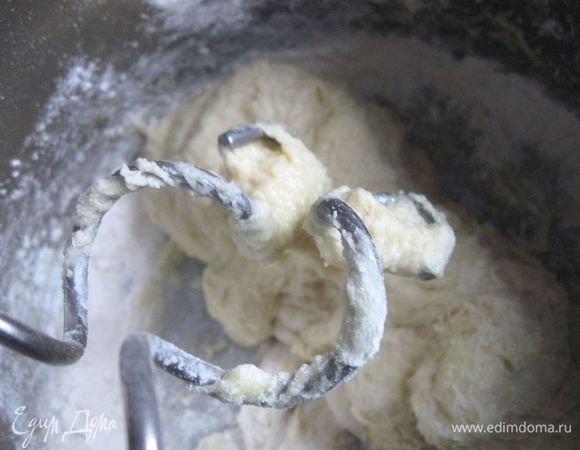 Вторая опара. Оставшиеся 5 г дрожжей растворить в 60 мл теплого молока, добавить 0,5 ч. л. меда, чуть взбитое яйцо и 170 г муки. Вымесить до состояния, когда тесто пристает к крюку и отстает от миски. Затянуть пленкой кастрюлю, поставить бродить тесто при температуре 28°C примерно на 1 час (можно поставить его в выключенную духовку). Тесто должно увеличиться в объеме примерно в два раза. К второй опаре добавить первую опару и замесить тесто с помощью нужного количества муки (из общего количества). По одному ввести желтки, после каждого внося по 1 ст. л. муки. С последним желтком добавить соль. Хорошо вымесить, пока не станет отставать от миски и приставать к крюку. 