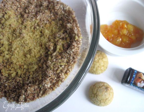 Начинка. Снять цедру с 2 лимонов овощечисткой, не задевая белой кожи. Прокрутить в блендере с 1 столовой ложкой сахара. Белый шоколад натереть на мелкой терке. Печенье измельчить. Добавить его к миндальной муке, а также шоколад, апельсиновый джем, цедру с сахаром, ликер, миндальный экстракт. Все перемешать. Можете, как у Адриано, вместо апельсинового джема, добавить измельченные апельсиновые цукаты. Если вы возьмете миндальную муку, приготовленную из очищенного от коричневой оболочки миндаля, то цвет начинки будет гораздо светлее.