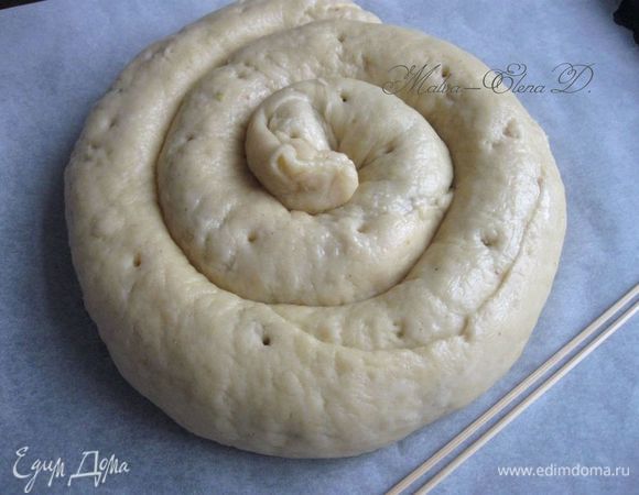 Скрутить улиткой на противне, застеленном пекарской бумагой. Смазать белком, дать постоять минут 30–40. Еще раз смазать белком, проколоть дырочки в некоторых местах длинной деревянной палочкой и выпекать при температуре 180°C минут 45. Вам может понадобиться чуть меньше или больше времени, после 40 минут проверьте улитку.