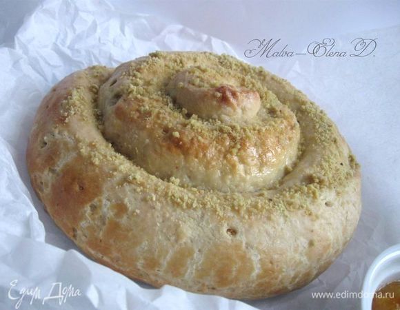 Приготовить помадку. В кастрюльку с толстым дном положить сахарную пудру, добавить лимонный сок, прогреть на медленном огне, помешивая, до полного растворения сахарной пудры и загустения. Когда «улитка» уже готова, ее надо вынуть из духовки и смазать помадкой, посыпать измельченным печеньем. Отправить в духовку еще на 2 минуты. Вынуть из духовки. Остужать на решетке. После полного остывания завернуть в пекарскую бумагу и положить в целлофановый пакет таким образом, чтобы внутри было достаточное свободное пространство, чтобы выпечка дышала, проткните в пакете небольшие дырочки. Через 2–3 дня «улитка» считается готовой.