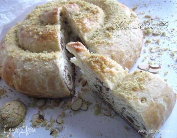 Я нарушу немного традицию (удержаться невозможно!): отрежу кусочек на следующий день после выпечки и покажу его вам. Посмотрите, какая «улитка» внутри. Обычно подают ее с соусом. Приятного аппетита!