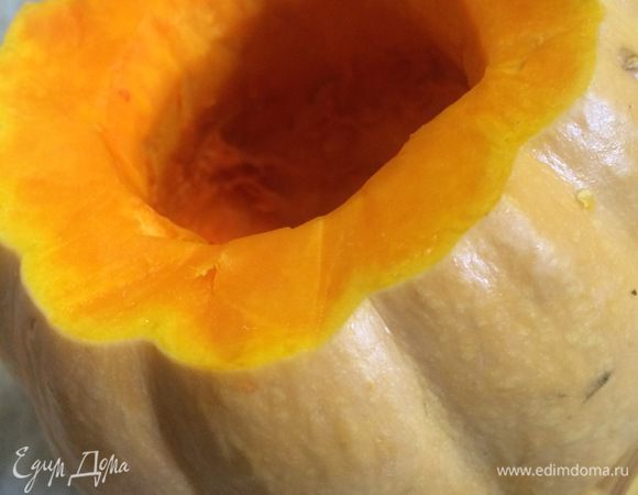 Небольшую тыкву моем, срезаем верхушку и вычищаем внутренности.