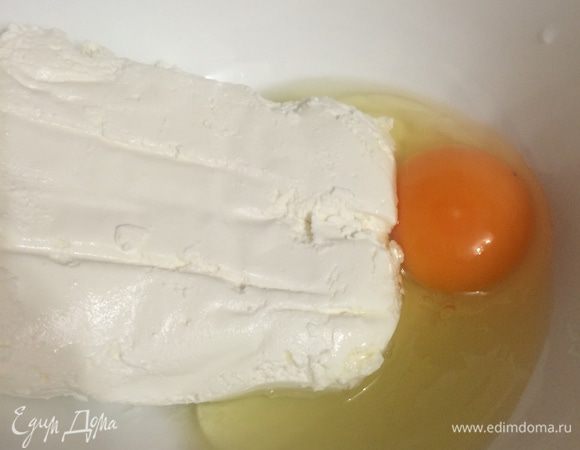 В миске смешиваем творог, манку, сахар и яйцо.