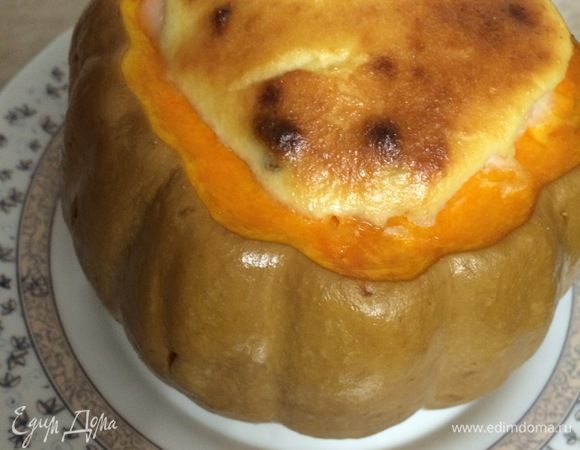 Ставим в духовку примерно на 1 час при температуре 180°C. Может кому-то потребуется дольше запекать, зависит от тыквы, как пропечется. Остудить и подавать разрезанную на ломтики со сметаной.