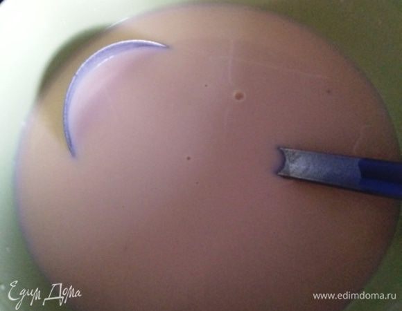 Можете испечь блины по своему любимому рецепту. 
Я пекла блины на сыворотке, уж очень мне нравится именно этот рецепт, да и сыворотка была.
В миске взбиваем яйца с солью, сахаром, разрыхлителем (либо пищевой содой). Добавляем растительное масло, также взбиваем. 
Затем добавляем немного подогретую сыворотку и тщательно перемешиваем.
В другую миску просеиваем муку и начинаем потихоньку подливать нашу яично-сывороточную смесь энергично перемешивая, чтобы избежать появления комочков.
Оставляем блинную смесь отдыхать минут на 20.