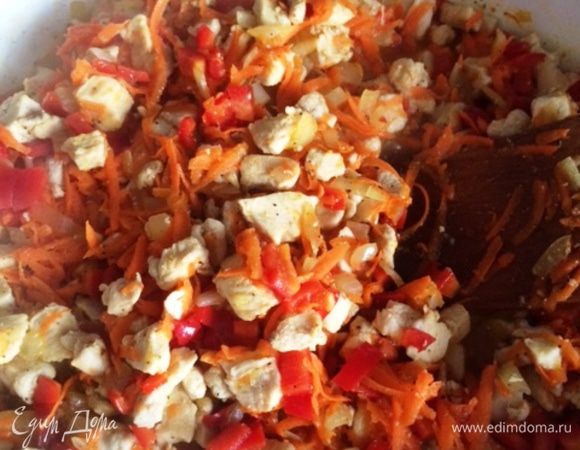 На сковороде с толстым дном обжариваем куриное мясо нарезанное кубиком (легче будет нарезать, если мясо будет немного подморожено), пока оно не поменяет свой цвет, постоянно перемешивая лопаткой.
Добавляем нарезанный кубиком лук и припускаем его до мягкости.
Натираем морковь на крупной терке и отправляем в сковородку.
Солим, перчим по вкусу. Нарезаем кубиком болгарский перец и также отправляем к мясу. Тушим все это до готовности. 
