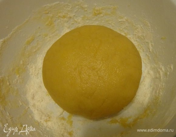 Сначала сделать тесто: мягкое масло растереть с солью, сахарной пудрой и желтком. Постепенно всыпать муку с содой и хорошенько все перемешать. Получится мягкое и приятное в работе тесто.