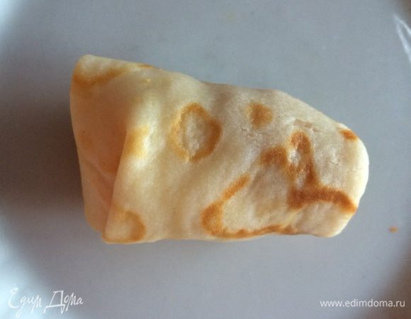 Готовый "голубец" укладываем в форму.
Еще хочу предостеречь перед желанием уложить как можно больше фарша в четверть блина, т.к. они рвутся, к сожалению.