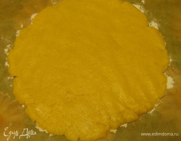 Раскатать тесто на листе пергамента и отправить в холодильник на 1 час.