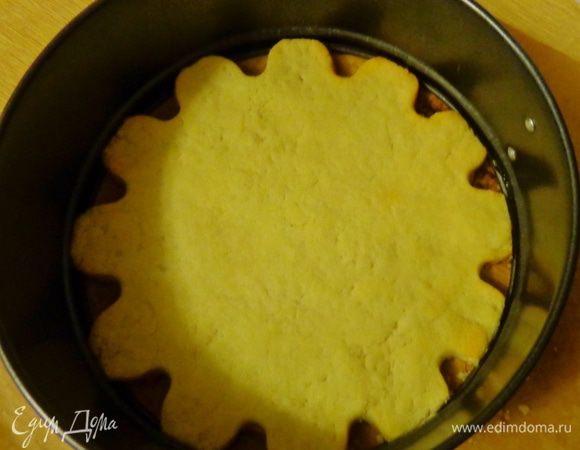 Когда тесто охладится, вырезать круг диаметром 20 см и печь при 170°C до золотистости. Это займет минут 15-18. Готовый корж охладить и уложить в форму, в которой будет собираться чизкейк.