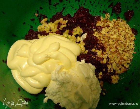 Свеклу можно отварить накануне. Натереть ее на мелкой терке и хорошо отжать — сок потребуется для заливки.
В натертую свеклу добавить рубленые орехи, мелко нарезанную зелень и зеленый лук, выдавленный через пресс чеснок, рикотту, майонез и еще я бы обязательно добавила нарезанный чернослив, но мои молодцы его не любят.  Посолить и поперчить по вкусу. 