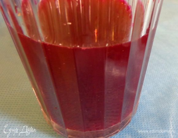Для заливки замочить в воде желатин. Свекольный сок подогреть и растопить в нем желатин.