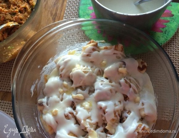 Когда один ряд голубцов готов, мы на блины нарезаем кусочками сливочное масло, что в процессе запекания не даст нашим голубцам приклеиться друг к другу и сохранит товарный вид.
Я сразу именно так и сделала, на фото даже видны кусочки масла, но так как я узнала, что нам надо "срочно" ехать в гости и придется везти блины с собой, то стала каждый слой блинов поливать соусом. Вкус был отменный, но честно скажу, что пострадал внешний вид, когда я стала накладывать в тарелки. Поэтому во избежание этого, считаю что лучше ограничиться только сливочным маслом при запекании, а соус уже подать к "голубцам" отдельно вместо сметаны.   