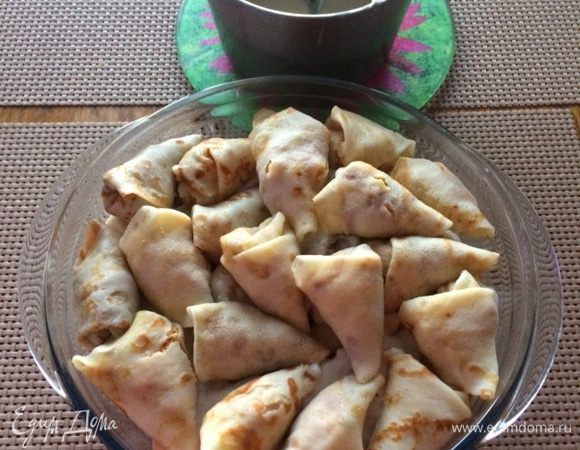 И так крутим все наши блины, пока не закончится фарш, либо не заполнится форма, не забывая укладывать сливочное масло между слоями. 
Из данного количества ингредиентов у меня получилась полной стеклянная форма/кастрюля диаметром 22 см. Осталось блинов 5, фарш и соус использовала полностью.