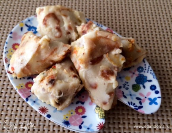 Достаем их духовки, оставляем отдохнуть минут 20 и наслаждаемся очень вкусными блинными "голубцами".
Приятного аппетита!!

P.S.: Фото запеченных блинов уже сделано на второй день из остатков остывших "голубцов", как я и говорила внешний вид пострадал из-за соуса, но вкус был отменный. Так что вам решать, если в узком домашнем кругу будете есть, можно "пожертвовать" немного товарным видом. 

