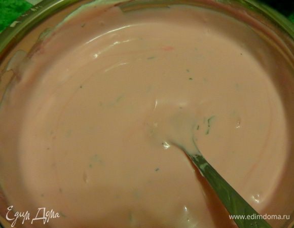 Смешать рикотту и сметану. Отдельно взбить сливки и добавить их в сырную смесь. Посолить, поперчить. Отложить пару ложек для украшения, а в оставшуюся смесь влить 2\3 желатина. Все хорошенько размешать. Вот здесь-то и получится "румяная заря".