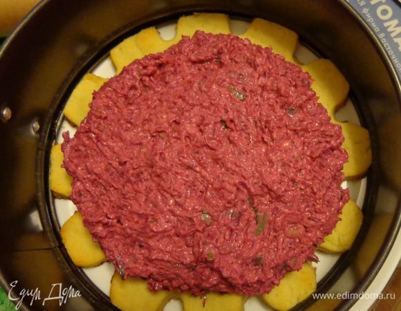 Оставшийся желатин влить в свеклу, хорошо перемешать. Уложить свеклу на корж.