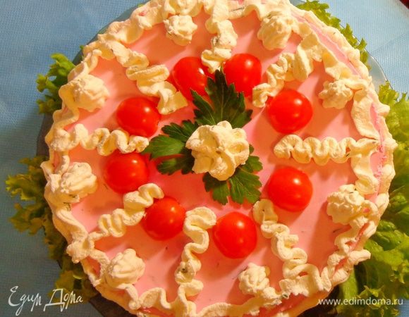 И украсить по вашему вдохновению. У меня были помидорки-черри, остатки сливочно-сырной заливки и зелень.