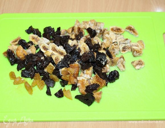 Сухофрукты и инжир мелко порезать.