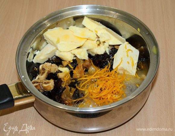 В сотейник положить сухофрукты, масло, сахар, мед, апельсиновый сок, цедру, ром. На медленном огне довести до кипения.