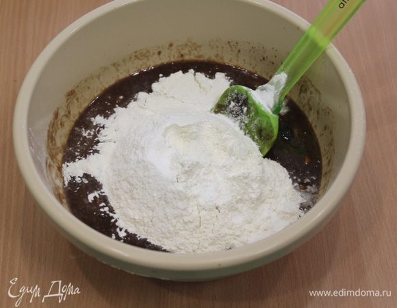 Просеять муку с разрыхлителем.