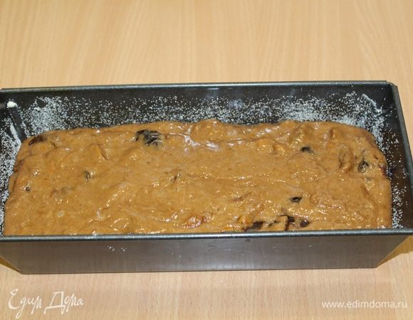 Выложить в смазанную форму.