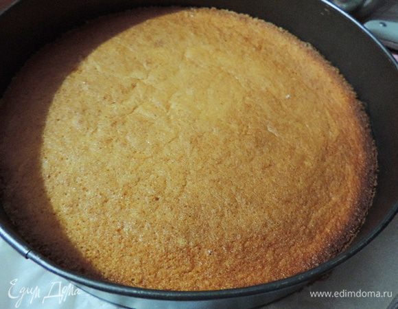 Первым делом приготовим бисквит. Я взяла свой любимый и проверенный рецепт http://www.edimdoma.ru/retsepty/67407-izumitelnyy-belyy-biskvit.
Готовим бисквит на трех яйцах, выпекаем в форме 26 см, выстеленной пергаментом, нам нужен тонкий слой готового теста.