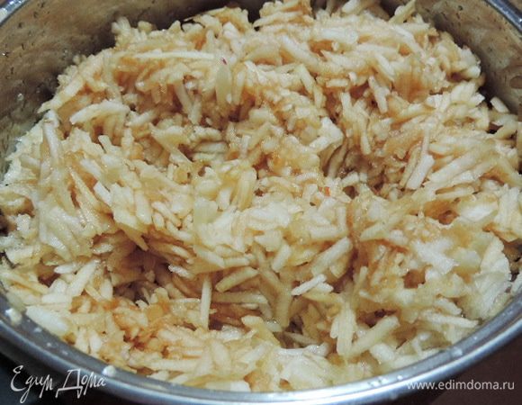 Пока бисквит печется, подготовим начинку. Берем яблоки, чистим, удаляем сердцевину, натираем на крупной терке. Сразу же смешиваем с лимонным соком и сахаром. 