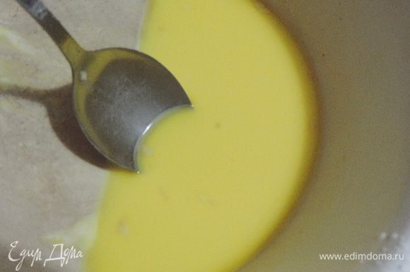 Ванильный пудинг смешиваем в кастрюльке (желательно с толстым дном) с водой. Если у вас нет ванильного пудинга, можно взять такую замену: 40 г картофельного крахмала и 1 г ванилина.