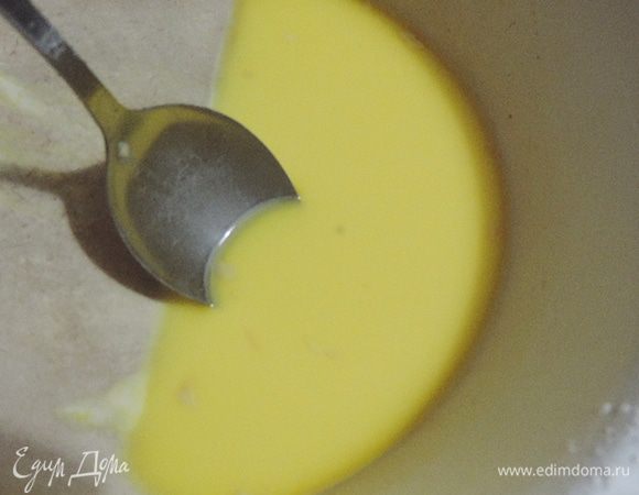 Ванильный пудинг смешиваем в кастрюльке (желательно с толстым дном) с водой. Если у вас нет ванильного пудинга, можно взять такую замену: 40 г картофельного крахмала и 1 г ванилина.