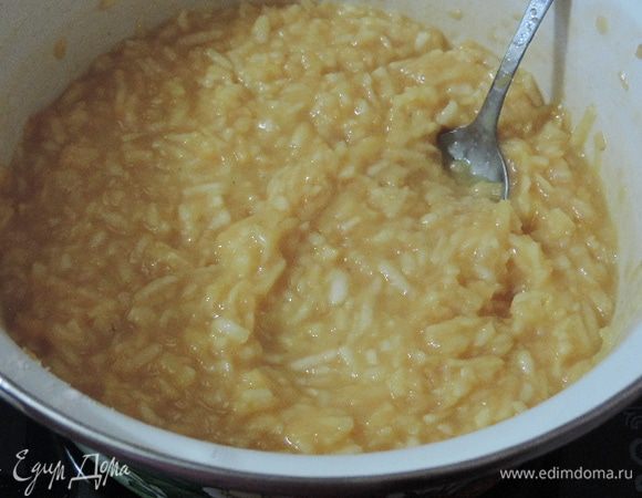 Непрерывно помешивая, доводим смесь до кипения. В рецепте сказано было от момента закипания варить 5 минут. Мне этого показалось мало - яблоки были почти полностью сырыми. Я варила до полной мягкости яблок примерно 20 минут. Не ждите, что кусочки яблок полностью разварятся. Лимонная кислота не даст этому случиться.
Смесь надо постоянно помешивать, чтоб она не пригорела. 
Обязательно попробуйте начинку на сахар, ведь яблоки и вкусовые пристрастия у всех разные.
Пока варится начинка, замочите желатин в двух столовых ложках воды и растопите его любым удобным для вас способом.