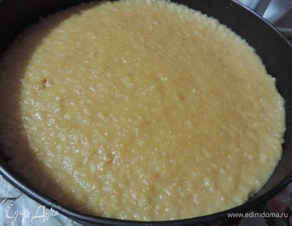 Готовую начинку снимите с огня, дайте немного остыть, добавьте растопленный желатин и тщательно перемешайте.
Выкладываем яблочную массу на бисквитный корж, заключенный в кондитерское кольцо или разъемную форму, в которой он выпекался.
Убираем заготовку в холодильник минимум на два часа.