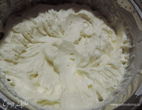 В оригинале рецепта сливок было неоправданно много. Я уменьшила их количество почти в половину.
Охлажденные сливки взбиваем с сахарной пудрой, ванилином и загустителем до устойчивых пиков.
Обратите внимание, что нам нужен пакетик загустителя, рассчитанный на 200г сливок. Внимательно читайте дозировку на упаковке!