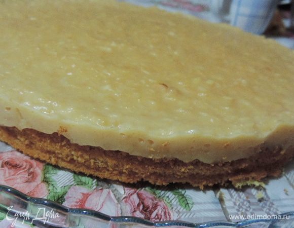 Освобождаем торт от формы, перекладываем на сервировочное блюдо.