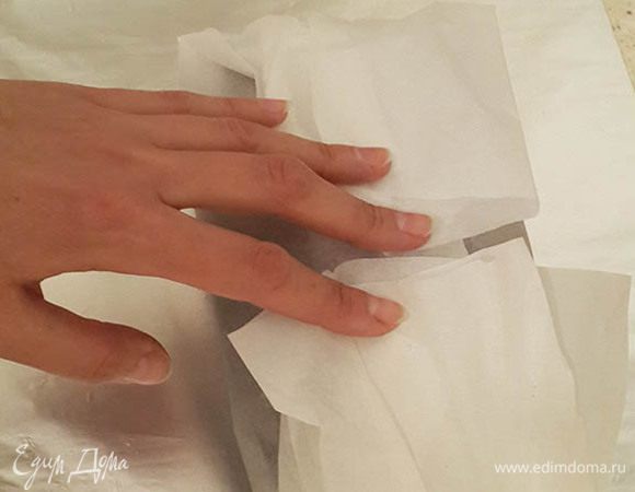 После выпекания кекс остудить, вытащить из формы. Завернуть в пергамент, а потом в фольгу. Выдерживать минимум 1 неделю, а лучше две. Через день раскрывать кекс и сверху поливать коньяком (около 2 ст. л. на кекс), снова заворачивать.