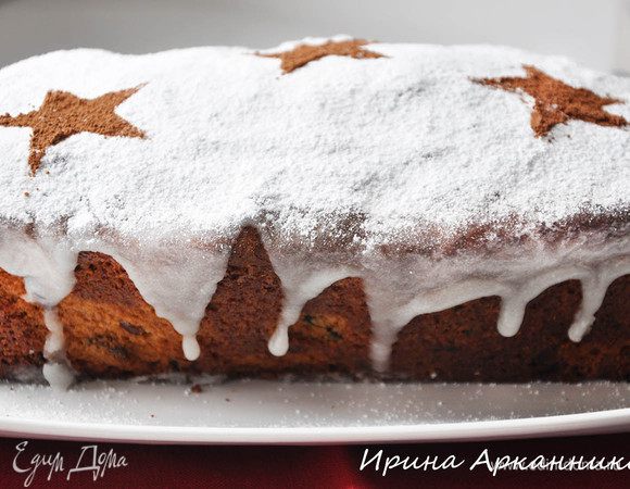 Когда настанет время, вытащить кекс и покрыть глазурью. Для этого смешать пудру (оставить немного для посыпки) с лимонным соком. Намазать кекс, сверху посыпать оставшейся пудрой. В небольшом кусочке бумаги вырезать звезду или другую фигуру, положить аккуратно на кекс и посыпать какао.