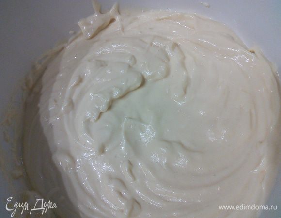 Когда вы влили все масло, наступает черед уксуса (можно заменить лимонным соком). Уксус вмешиваем в майонез, он сразу приобретает привычный кремовый цвет и консистенцию. Регулируйте количество уксуса по своему вкусу, часть уксуса можно заменить водой.  Такой майонез отлично хранится в сухой чистой стеклянной баночке в холодильнике в течение долгого времени. Рецепт из кулинарной книги 1952 года, он базовый и может быть дополнен любыми травками, чесноком и т. д. И еще, майонез — дело иногда капризное, не отчаивайтесь, если с первого раза он не загустеет, отставьте миску в сторону и попробуйте повторить процесс снова. На этот раз с одним желтком, когда он загустеет, добавьте ваш «несостоявшийся» майонез, взбейте и уж теперь влейте уксус.