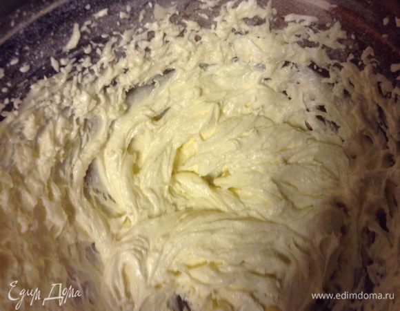Сливочное масло мягкое взбить с сахаром до пышности.
