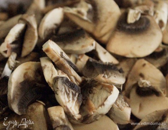 Грибы почистить, нарезать пластинами. Белые грибы обжарить вместе с тимьяном до золотистого цвета.