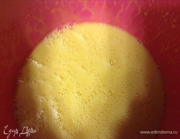 
Отделить желтки от белков, желтки взбить с медом и сметаной.