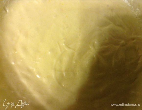 Соединить желтки с масляной смесью.