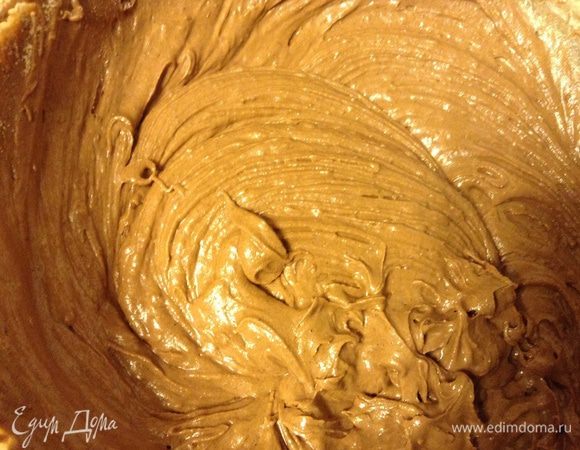 Просеять в желтково-масляную смесь муку, разрыхлитель, какао, добавить специи, перемешать.