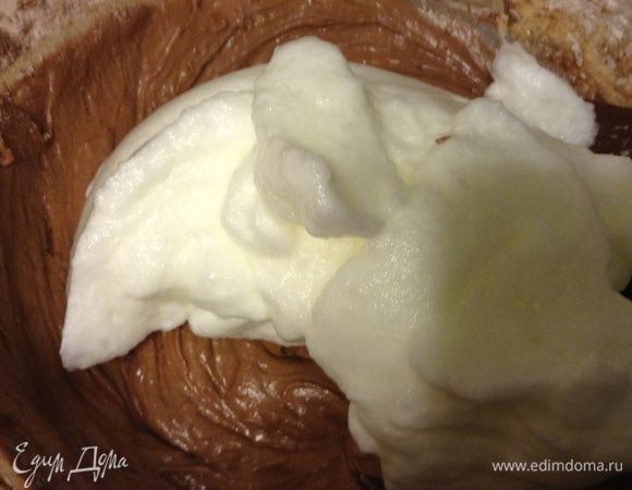 Белки взбить до пиков и подмешать аккуратно к тесту.