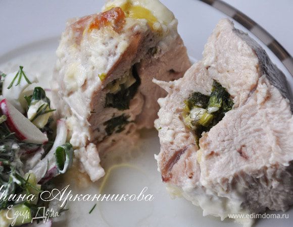 Сверху выложить «шапочку»: натереть сыр и смешать со сметаной, посолить. Получится 3–4 рулетика. Запекать при 180°С около 1 часа.