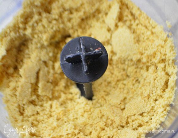 Измельчить печенье в блендере или сложить в пакет и пройтись скалкой. Главное, чтобы получилась однородная крошка.