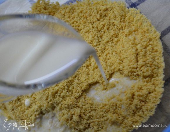 Добавить молоко, чтобы получилась однородная пастообразная масса.