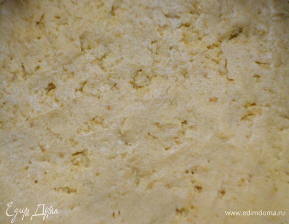 Взять кольцо или разъемную форму (диаметр 16-18 см). Положить его на блюдо, в котором будите подавать, стенки выстелить бумагой или пленкой. Выложить песочную основу и разровнять ложкой. Убрать в холодильник.