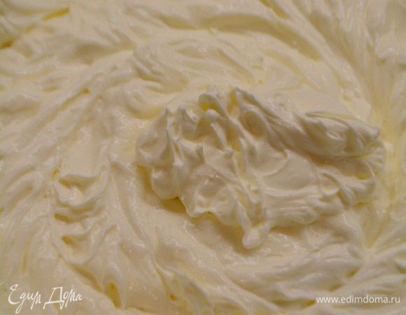 Тем временем займемся муссом. Желатин замочить в холодной воде для набухания. Сливки взбить до устойчивой массы.