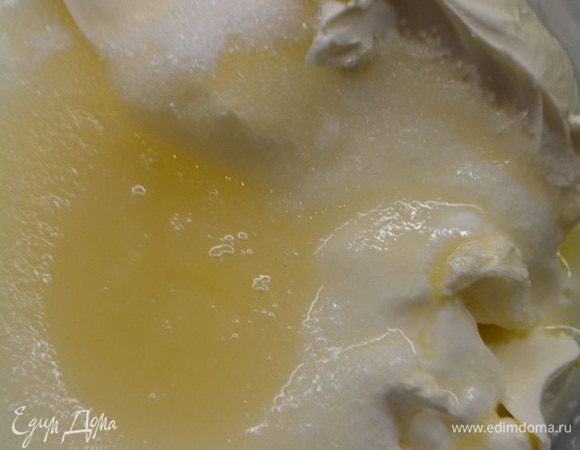 В другой чаше большего объема смешать сливочный сыр (у меня маскарпоне), сахар, йогурт, ванильную эссенцию и выжатый сок лимона. Взбить все венчиком до однородного состояния.